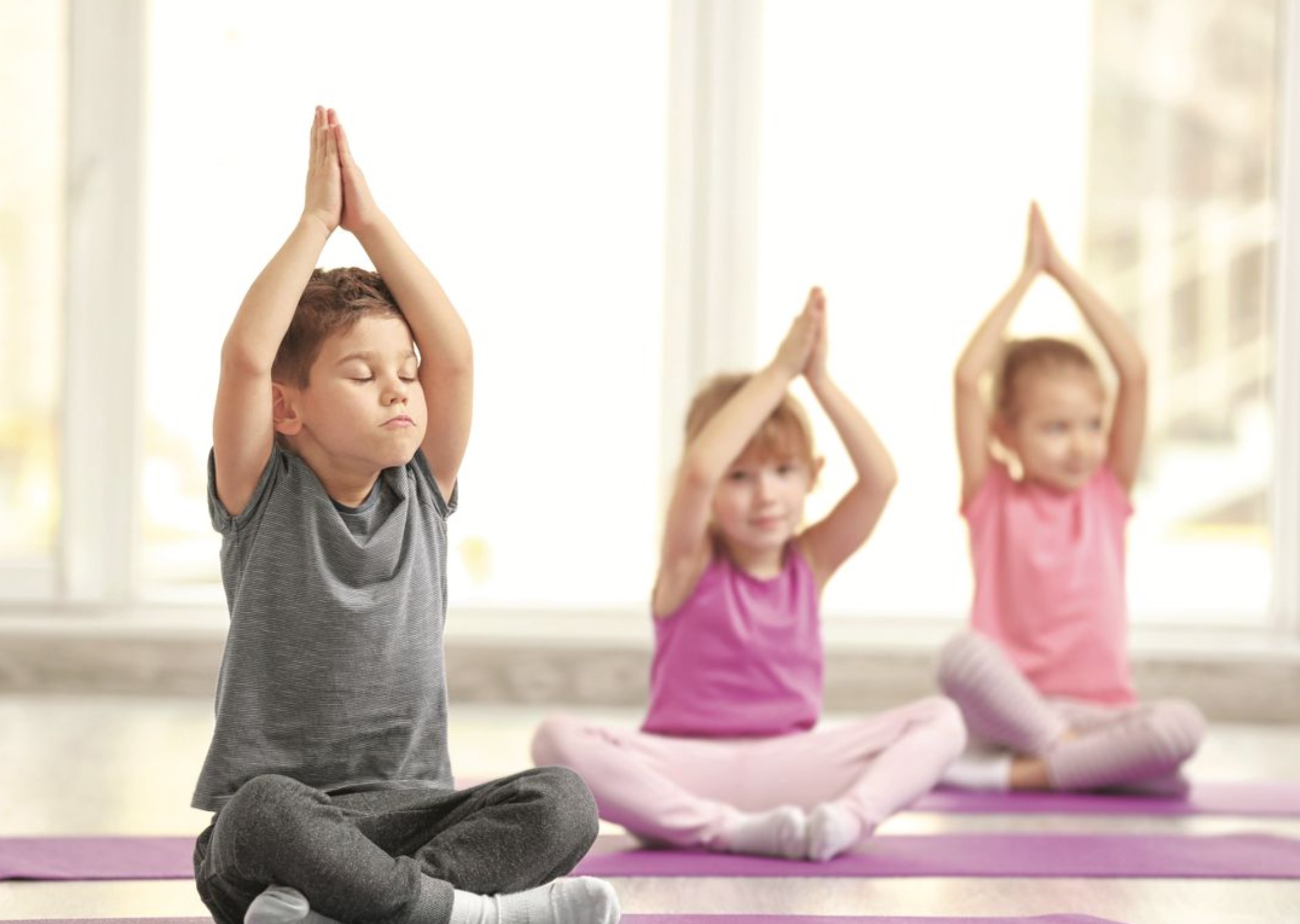 Copii practicând yoga